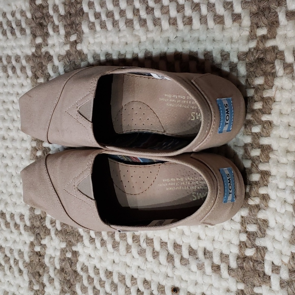 Tan Toms Size W 6.5